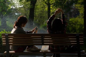 Zodiak Kamu dan Bestie Beda Kutub? Jangan Panik, Kombinasi Ini Justru Bikin Persahabatan Makin Seru!