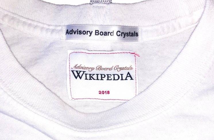 Wikipedia Rilis Produk Streetwear Keren
