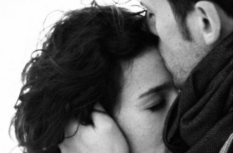 Ilustrasi manfaat berciuman bagi kesehatan. (Pinterest)
