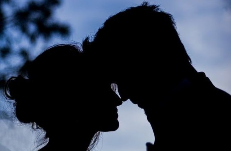 Ilustrasi manfaat berciuman bagi kesehatan. (Pinterest)