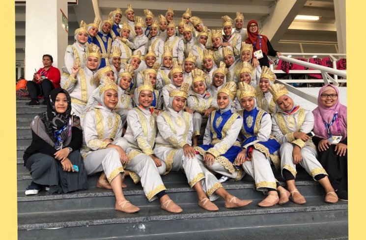 Performer Opening Ceremony Asian Games 2018 berfoto bareng. (Instagram/@ashawznh)