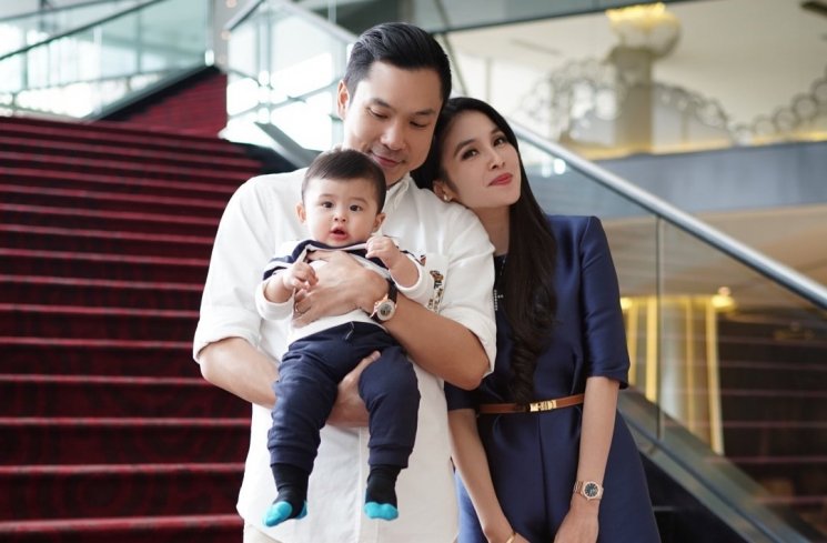 Sandra Dewi dan keluarga kecilnya. (Instagram/@sandradewi88)
