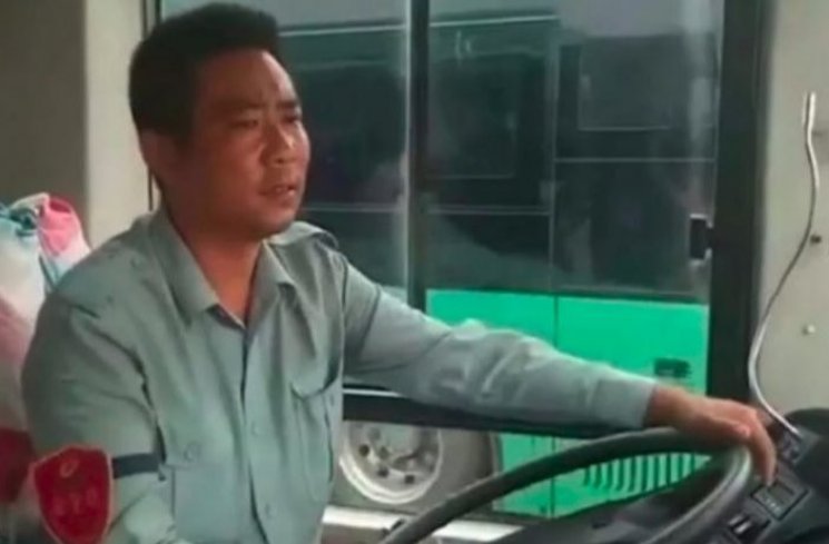 Yun Xi yang sedang menjalankan bus. (Nextshark)