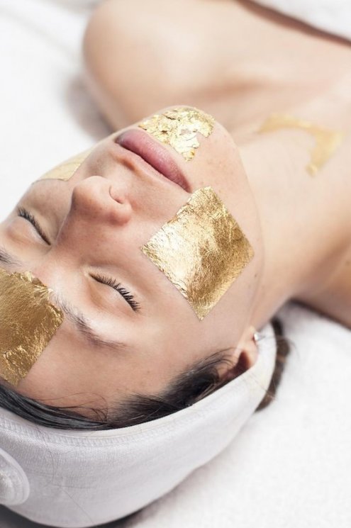 Ilustrasi treatment wajah dengan emas. (Pinterest)