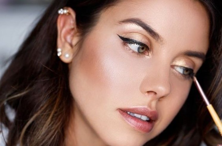 Ilustrasi makeup dengan highlighter. (Pinterest)