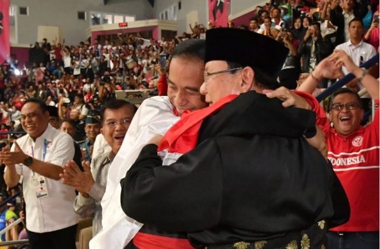 Manfaat Berpelukan Seperti yang Dilakukan Jokowi dan Prabowo