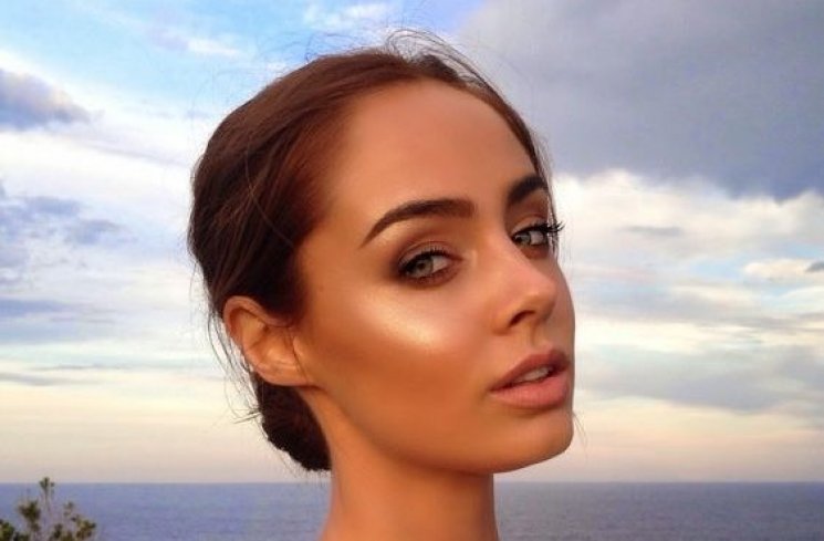 Ilustrasi makeup dengan highlighter. (Pinterest)
