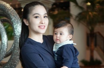 Tetap Kece, Begini OOTD 5 Seleb Indonesia saat Gendong Anaknya