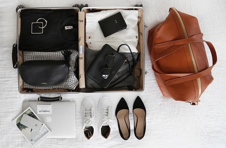 Ilustrasi travelling starter pack. (Pinterest)