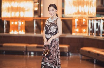 Gaya Busana Tatjana Saphira saat Raih Penghargaan di Seoul