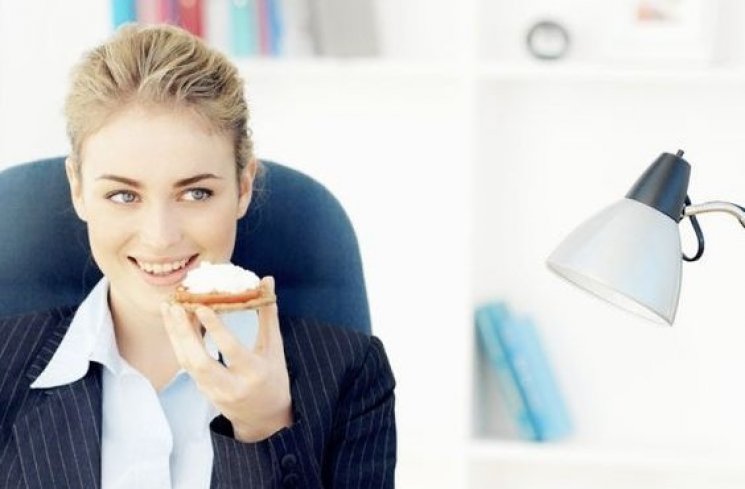 Alasan Mengapa Makan Siang di Meja Kerja Kantor Itu Nggak Baik
