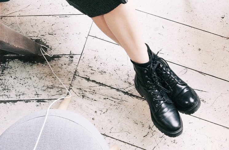 Sepatu kulit sintetis/faux leather. (Pexels)