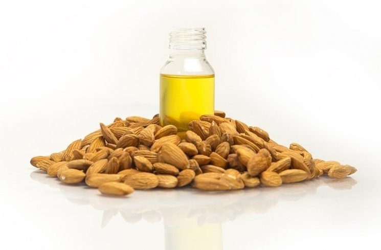 Almond oil. (Pixabay)