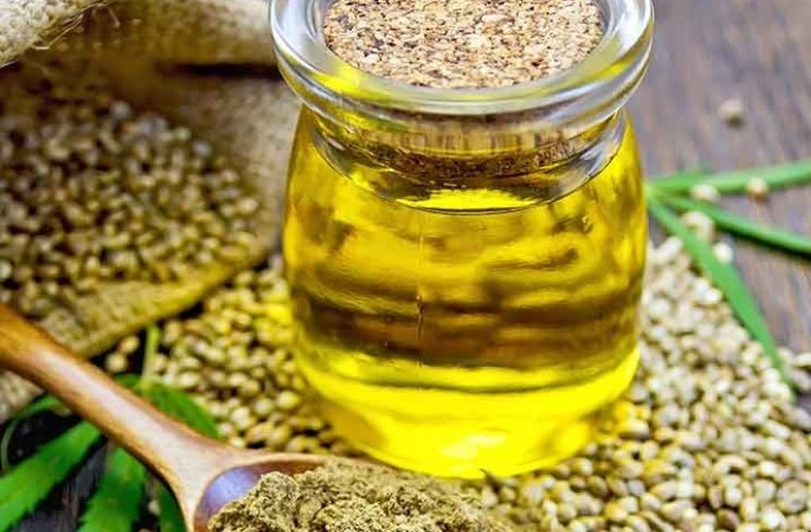 Hemp seeds oil. (Stylecraze)
