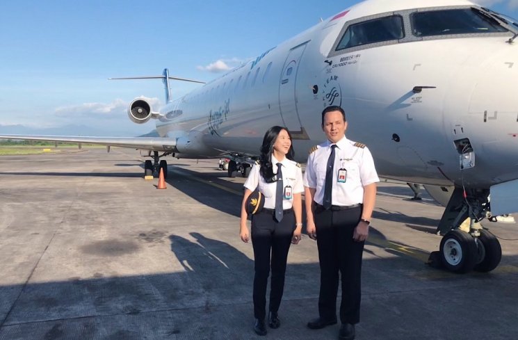 Tania Artawidjaya, seorang pilot cantik yang memikat perhatian. (Instagram/@taniawidjaya)