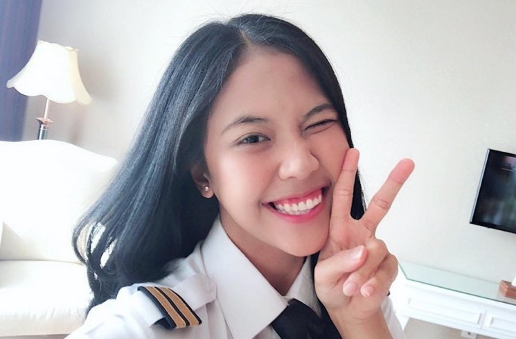 Tania Artawidjaya, seorang pilot cantik yang memikat perhatian. (Instagram/@taniawidjaya)