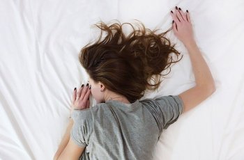 Awas, Posisi Tidur Tengkurap Berbahaya untuk Kesehatan