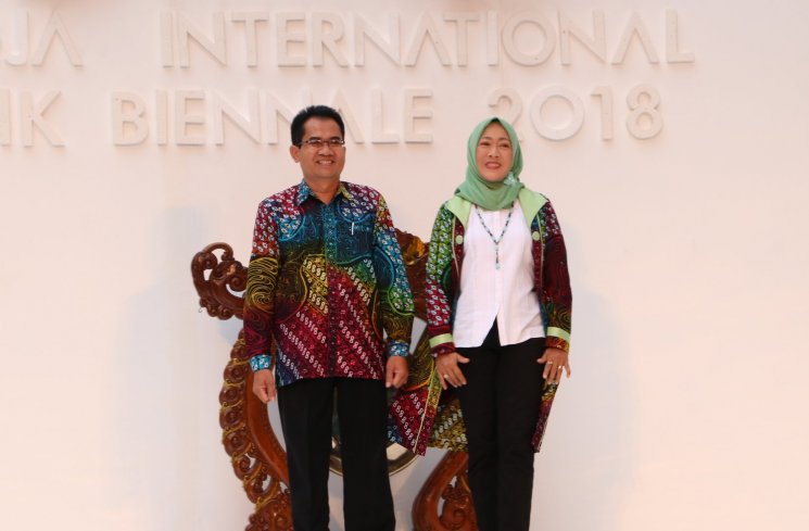 Kepala Dinas Komunikasi dan Informatika Kabupaten Kulon Progo, Rudiyatno, turut tampil sebagai model bersama sang istri dalam fashion show Gebyar Batik Kulon Progo tahun 2018. (Humas Pemkab Kulonprogo)