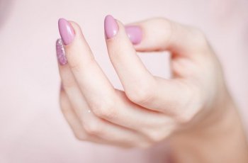Wanita Ini Bagikan Tips Merawat Kuku Akrilik, Malah Berakhir Dapat Teguran