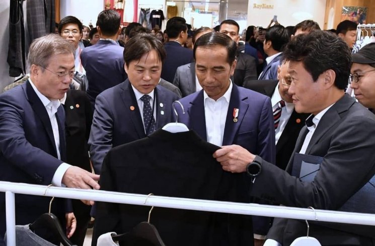 Presiden Korea Selatan Moon Jae In (paling kiri) membelikan jas untuk Presiden Jokowi. (Instagram/@jokowi)