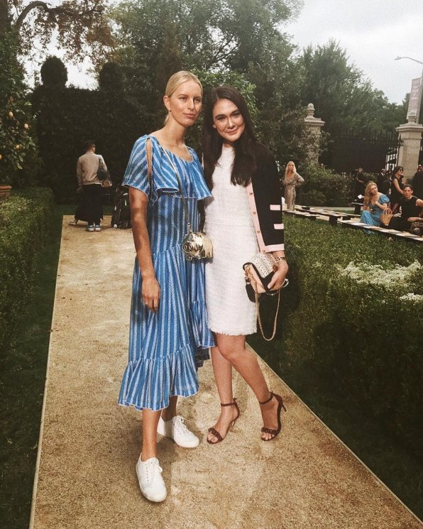 Luna Maya bersama supermodel Karolina Kurkova di New York Fashion Week. (Instagram/@lunamaya)