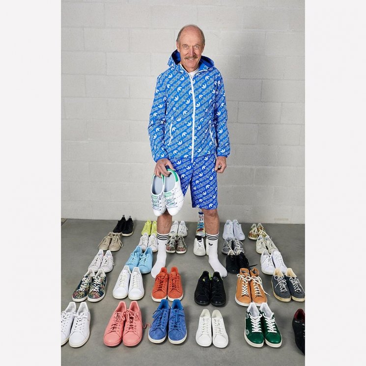 Stan Smith dan sepatu legendaris yang identik dengan namanya. (Instagram/@adidasoriginals)