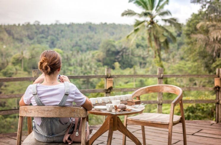 Menikmati keindahan alam. (Unsplash/Artem Bali)