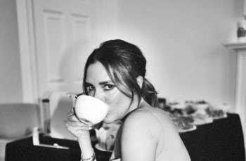 Demi Detoksifikasi, Victoria Beckham Minum Air Bulan Purnama