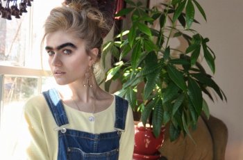 Alisnya Super Tebal, Sophia Hadjipanteli Menggebrak Standar Kecantikan