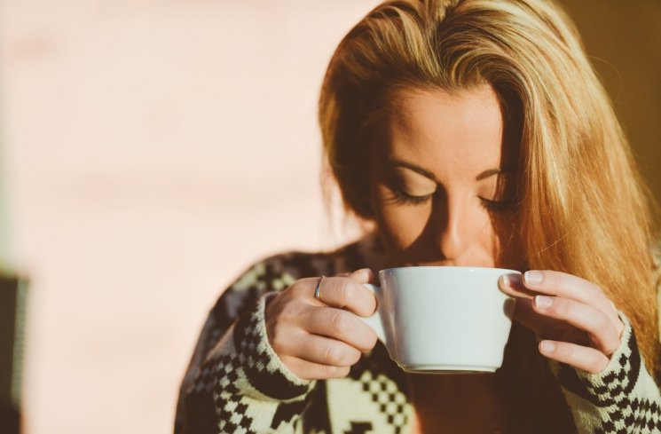 Gadis Ini Minum 10 Cangkir Kopi Sehari, Dampaknya Ngeri Banget