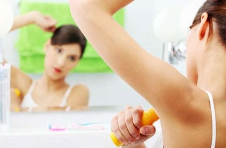 Menggunakan deodoran. (Shutterstock)