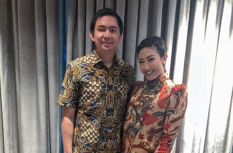 Ayu Dewi dan suami. (Instagram/@mrsayudewi)