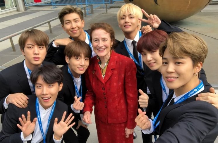 BTS bersama Direktur Eksekutif UN Children Fun dan UNICEF, Henrietta H. Fore. (Instagram/@unicef)