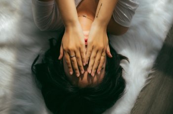 Dari Rumah Tangga Hingga Karier, Ada Beban "Blame the Women Syndrome" yang Mencekik Perempuan