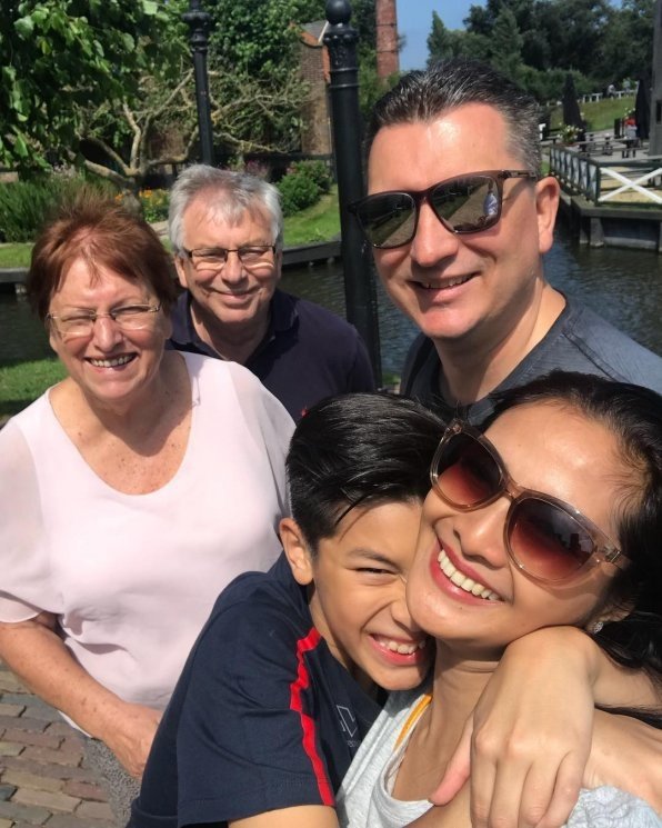 Maudy Koesnaedi dan keluarga Erik Meijer. (Instagram/@maudykoesnaedi)