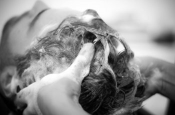 Pria Ini Bagikan Solusi Mengatasi Rambut Rontok, Sudah 6 Tahun Berhenti Keramas