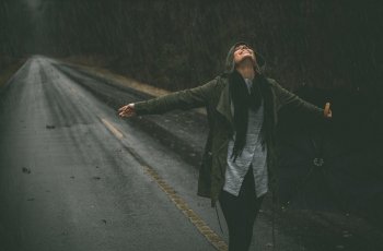 8 Arti Mimpi Hujan-hujanan, Mewakili Gejolak Emosi yang Kompleks