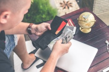 Sisihkan Rp70 Ribu per Hari dalam Setahun, Pria Ini Beri Istri Kado iPhone