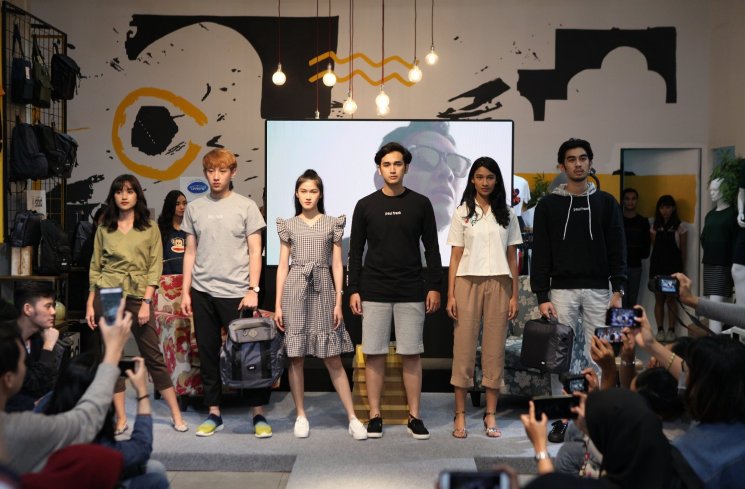 Para model menggunakan produk-produk fesyen dari berbagai macam merek yang hadir di Onmezzo.com. (Dok.Metroxgroup)