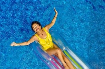 Tips agar Kulit Tidak Hitam usai Berenang