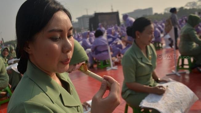Ribuan anggota Dharma Pertiwi TNI mengikuti pemecahan rekor MURI membatik dengan canting di Mabes TNI Cilangkap, Jakarta, Selasa (2/10). (Suara.com/Muhaimin A Untung)