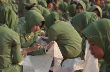 Kompaknya Ribuan Perempuan Membatik dengan Canting di Mabes TNI