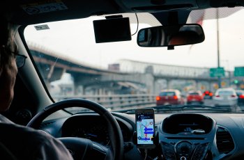 Driver Taksi Online Ini Pura-Pura Jadi Pacar Penumpangnya, Ada Masalah Apa?