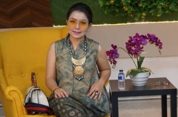 Cantik Pakai Kaftan Oranye, Mayangsari Tenteng Hermes Ratusan Juta