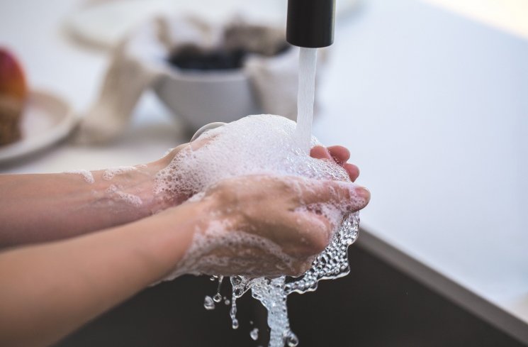 4 Kebiasaan Buruk saat Cuci Muka, Wajib Dihindari