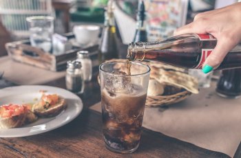 Cuma Beli Soft Drink, Pria Ini Bilang Pacarnya Bukan Wife Material