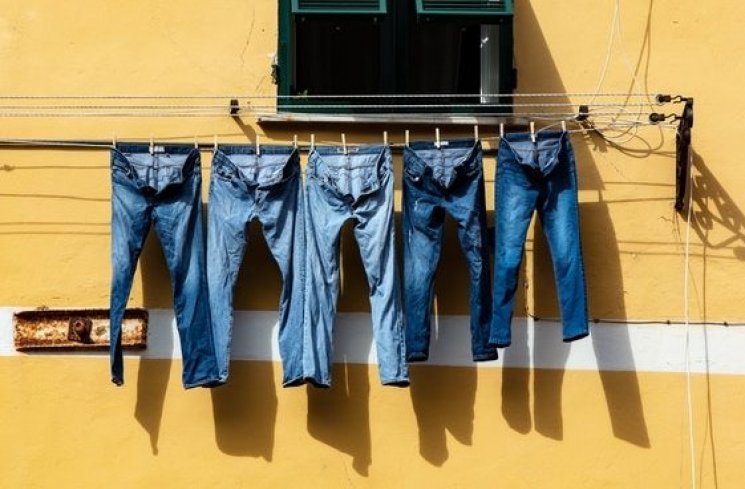 Ilustrasi celana jeans. (Unsplash/Ricardo Gomez Angel)