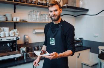 Ini Lho Alasan Cowok Barista Menarik Dijadikan Pasangan