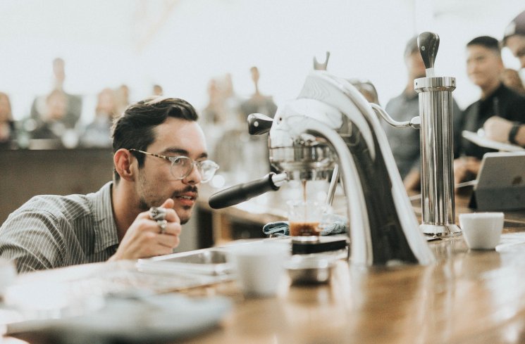 Barista kopi di cofee shop. (Unsplash/Nathan Dumlao)