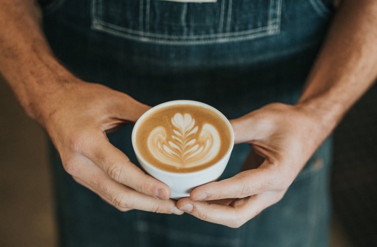 Barista kopi di cofee shop. (Unsplash/Nathan Dumlao)